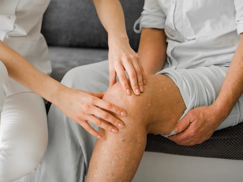 Chiropractic care for knee pain at Total Balance Chiropractic in Chicago
