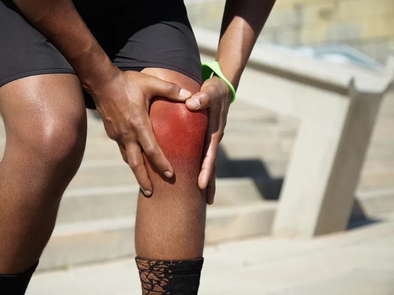 Total Balance Chiropractic treating knee pain in Chicago