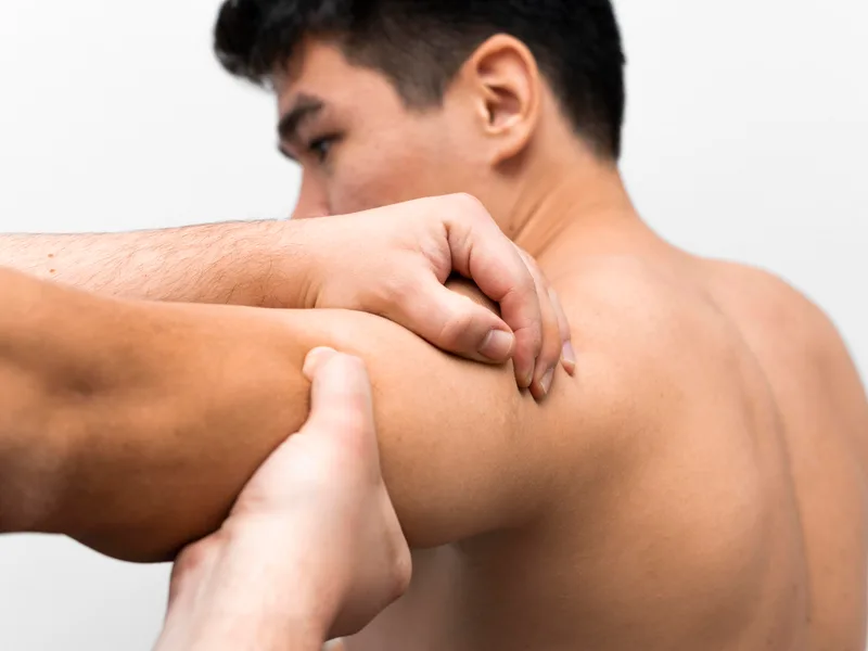 Total Balance Chiropractic treating shoulder pain in Chicago